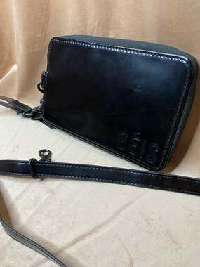 BÉIS The Travel Wallet in Black Patent